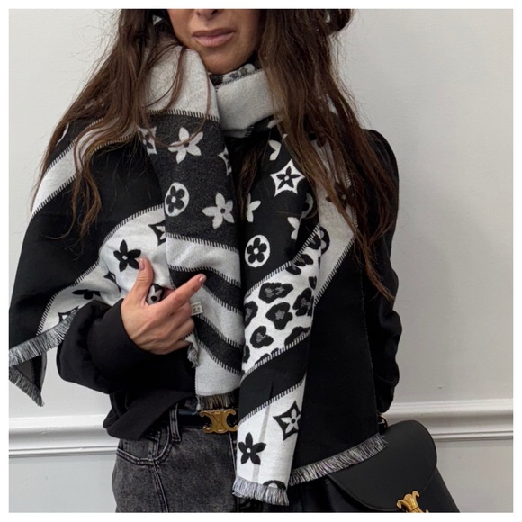 POSH LIVE LISTING - Picture 3 of 3